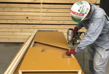 加工したベニヤに桟木を取り付ける