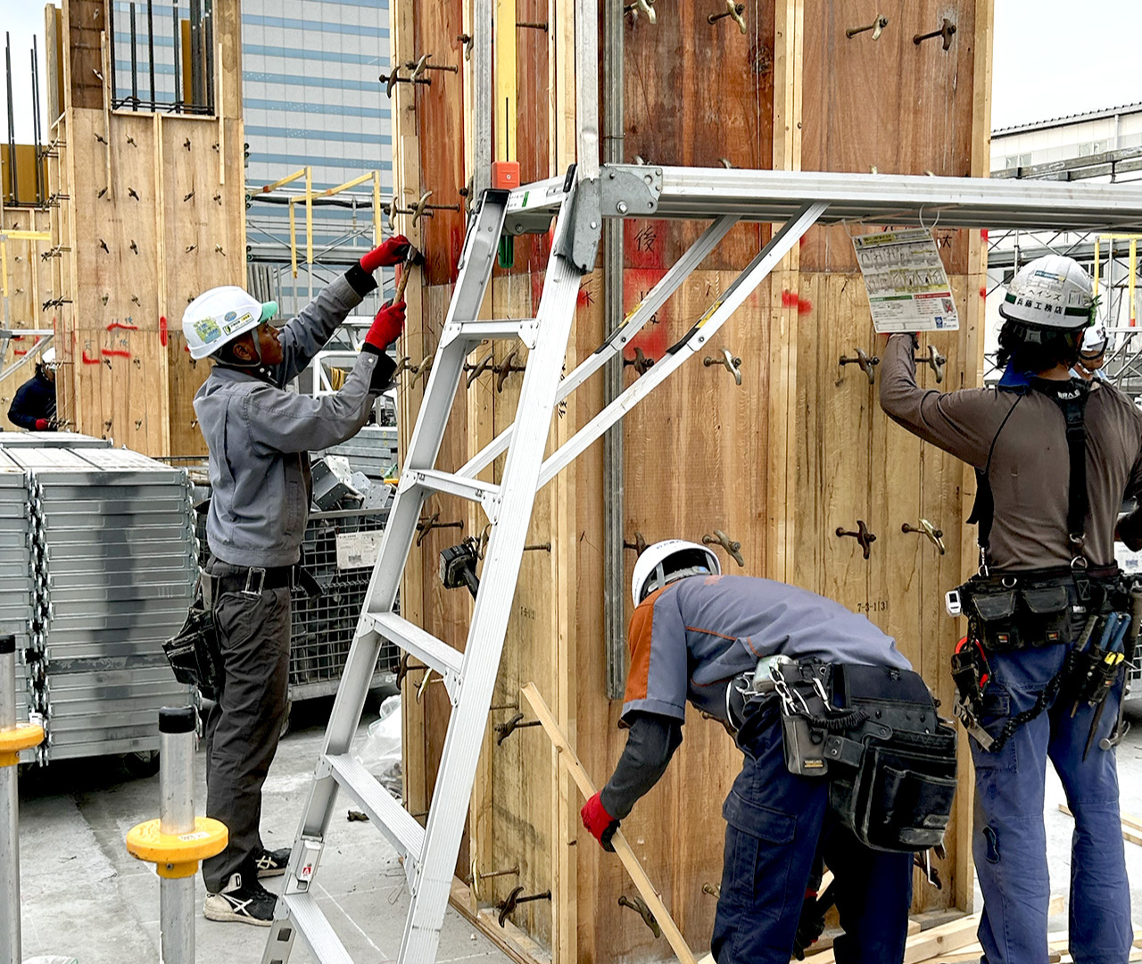 SERVICE.01 | 型枠組立